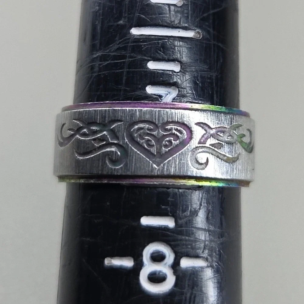 Silver Tone Rainbow Iridescent Heart Scroll Etched Band Ring Size 7.25‎